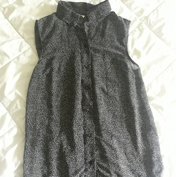 Sleeveless button-down top - Picture 1 of 5